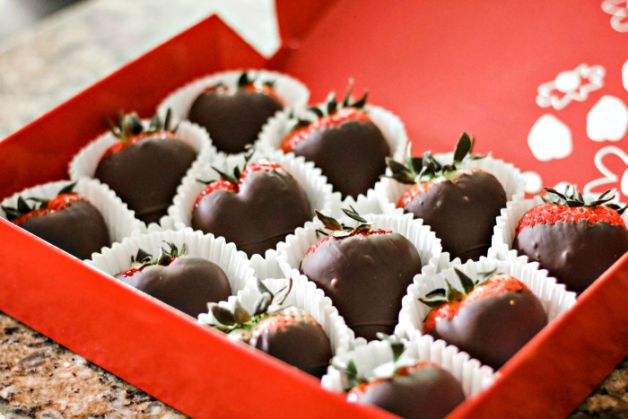 daark chocolate sstrawberries in a box