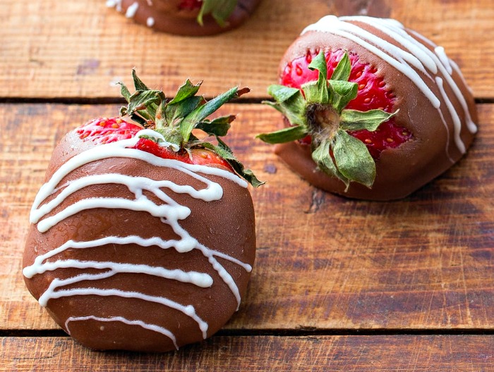 chocolate strawberries with a white chocolate drizzle