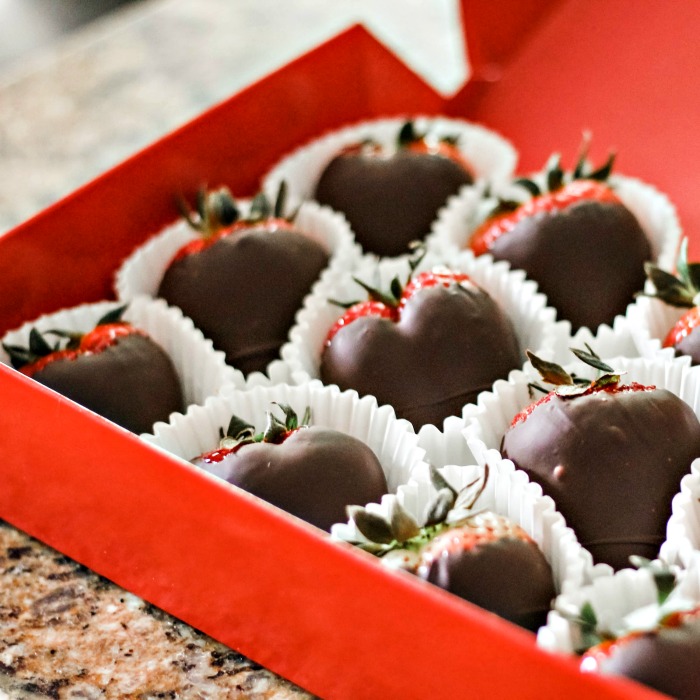 Dark Chocolate Strawberries – Coating Recipe and Tips for Dipping Strawberries