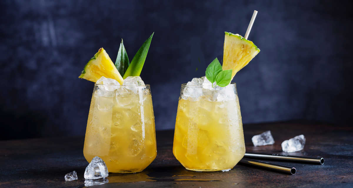 Two glasses with Veracruzana cocktails and pineapple.
