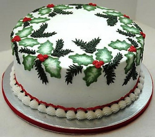 Holly Christmas Cake. So pretty!