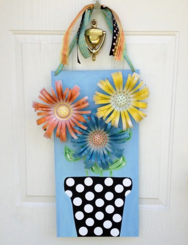 Door hanging made of recyled metallic cans