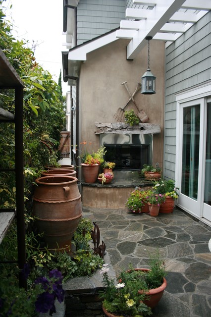 Narrow side yard patio