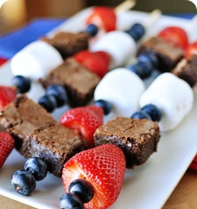 Patriotic brownie kebabs