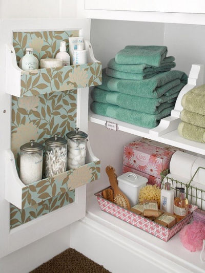 Door organization for bathroom cabinet