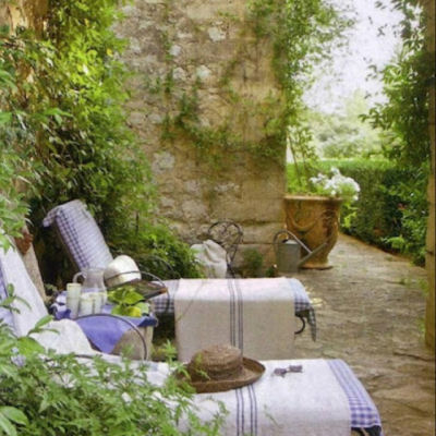 Lovely outdoor reading space