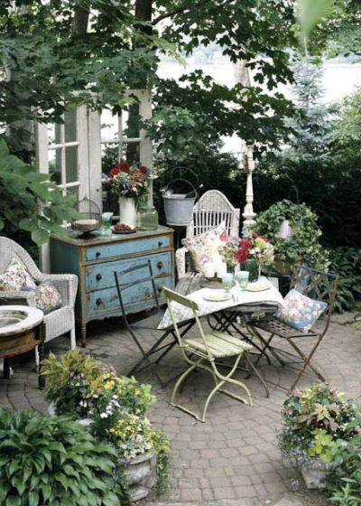 Shabby chic Cozy Courtyard