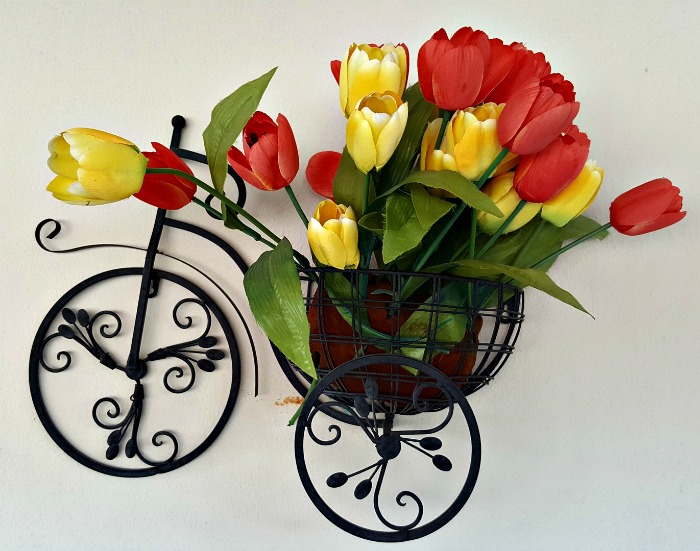 Tricycle wall planter Wall planter with tulips