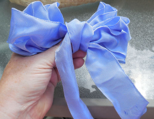 Floral bow pull down tail