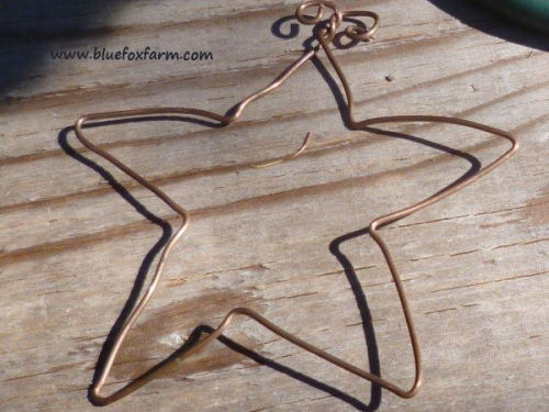 Rustic DIY star ornaments from bluefoxfarm.com