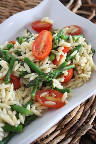 Lemon orzo salad with asparagus and tomatoes