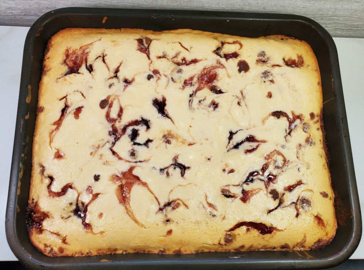 Cooked strawberry cheesecake brownies in a pan.