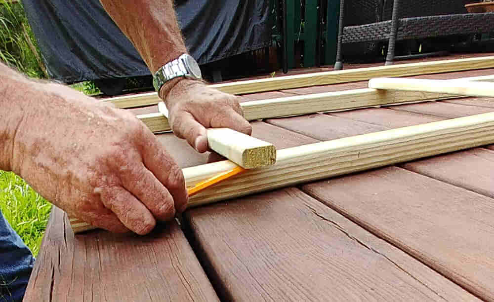Marking the overlap of the wood.
