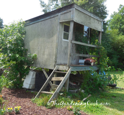 this playhouse is an eyesore