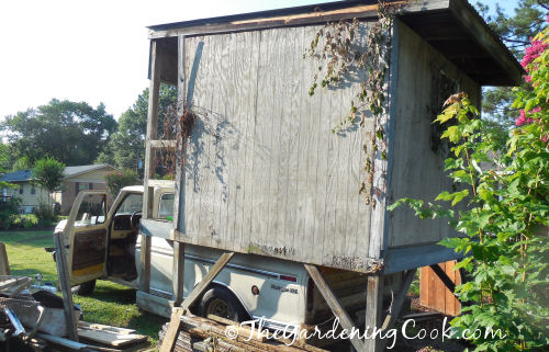 The longer truck supports more of the playhouse.