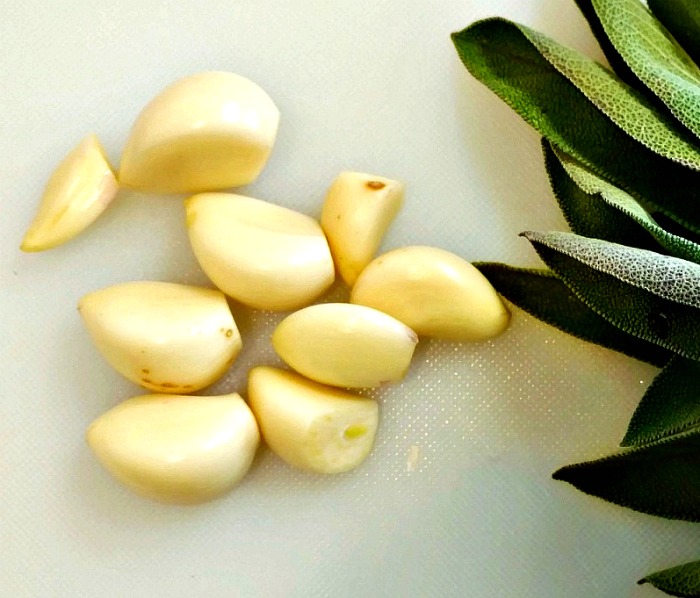 Peeled cloves of garlic