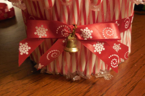 finished bow for candy cane vase