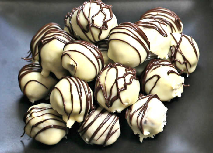 Oreo bonbons on a black plate.