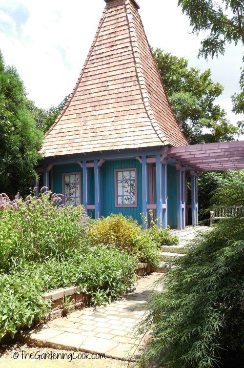 cottage gardens often have overflowing borders