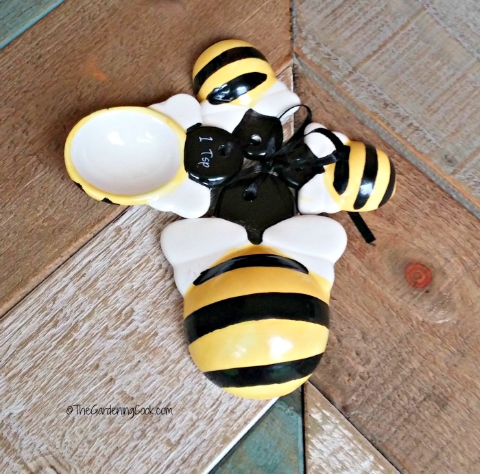 honey bee measuring spoons