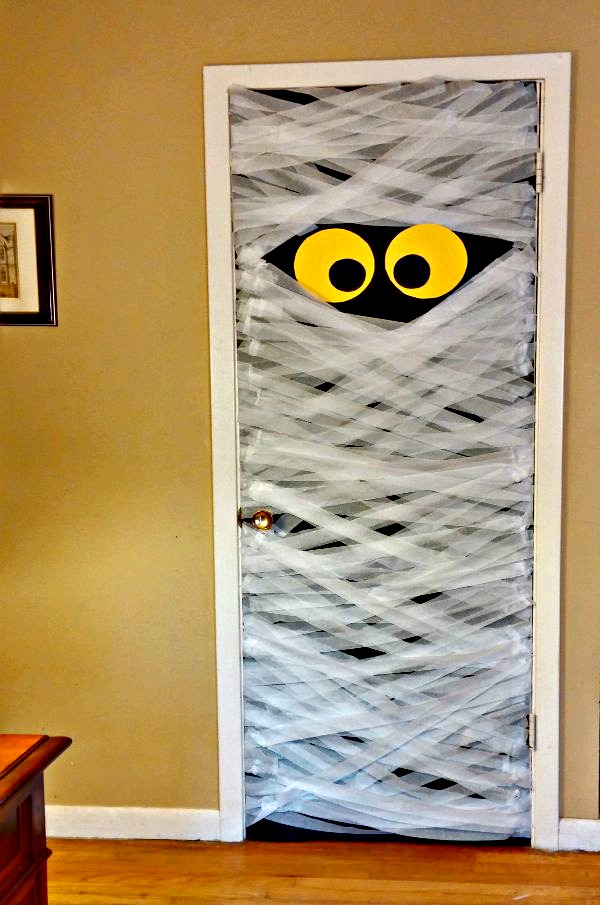 Mummy door decoration