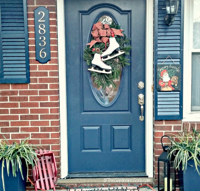 This festive ice skate swag looks perfect on a front door with an oval glass panel. The skates add a whimsical touch to the burlap bow and gives the whole project a country look. thegardeningcook.com