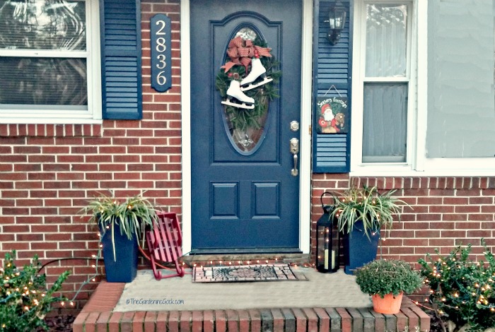 This festive ice skate swag looks perfect on a front door with an oval glass panel. The skates add a whimsical touch to the burlap bow and gives the whole project a country look. thegardeningcook.com
