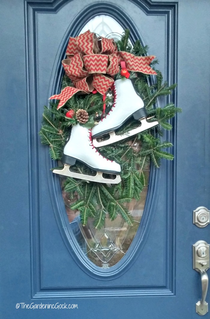 This festive ice skate swag looks perfect on a front door with an oval glass panel. The skates add a whimsical touch to the burlap bow and gives the whole project a country look. thegardeningcook.com