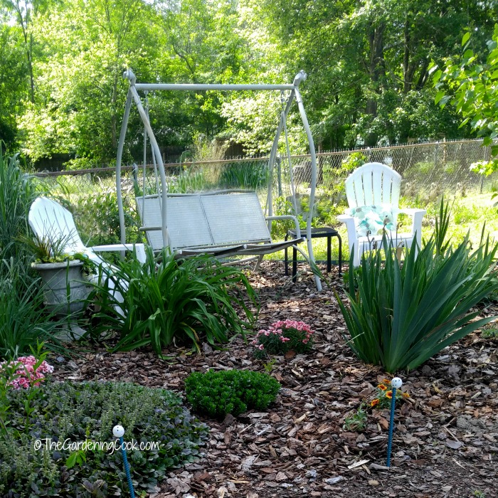 15 Creative Garden Benches