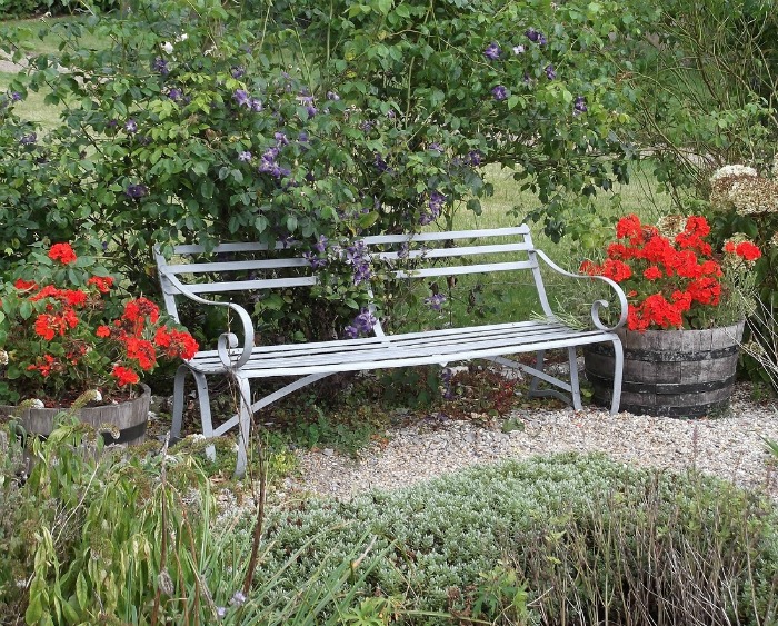 Metal garden bench