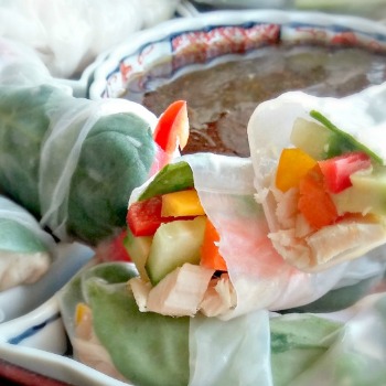 Fresh spring rolls stuffed with vegetables.