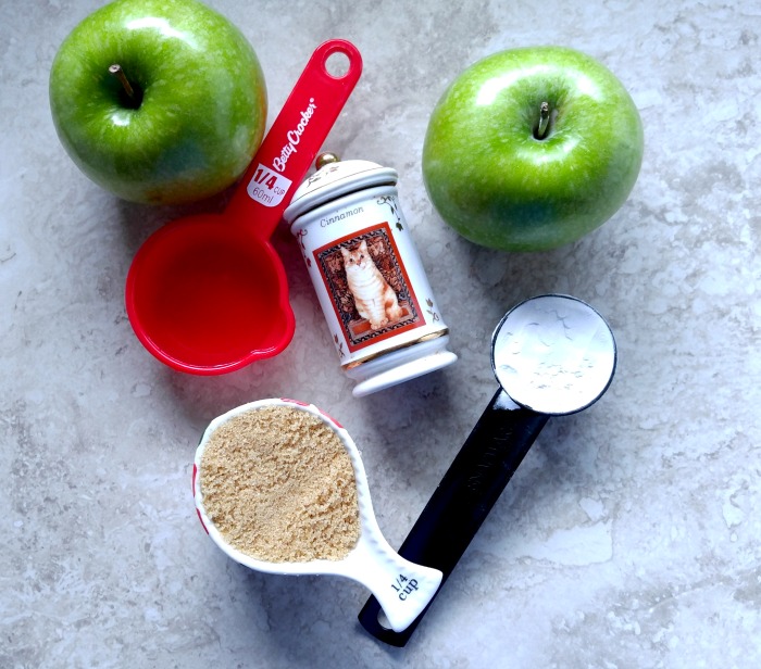 Ingredients for the cinnamon baked apple slices