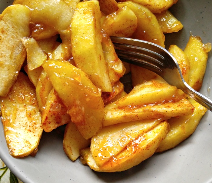 Take a bite of these cinnamon baked apple slices