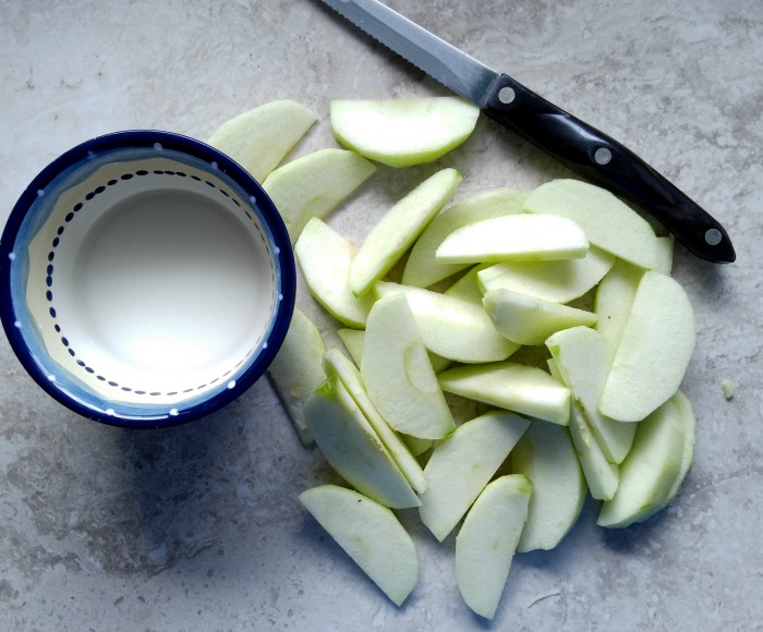 Mix the water with cornstarch and slice the apples