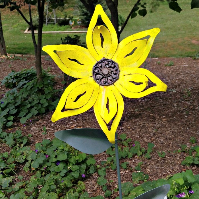 Creative Metal Yard Art – Garden Art with Bugs – Flowers – Critters