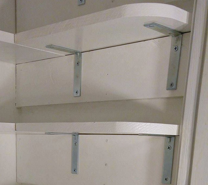 L shaped braces and screws hold the side shelves