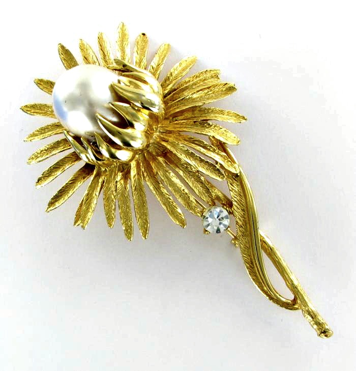 Big pearl flower brooch