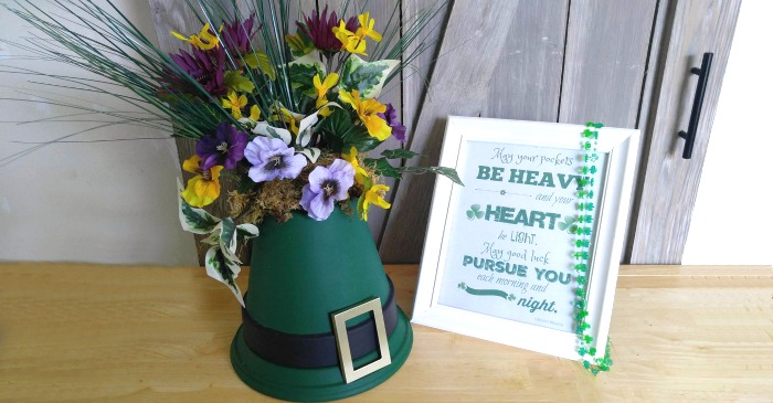 Leprechaun Hat Centerpiece and St. Patrick's Day printable in a picture frame.
