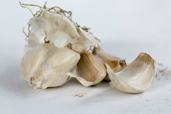 Garlic cloves are great at repelling ants.