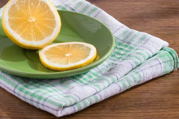 Lemon slices and lemon juice are effective ways to repel ants