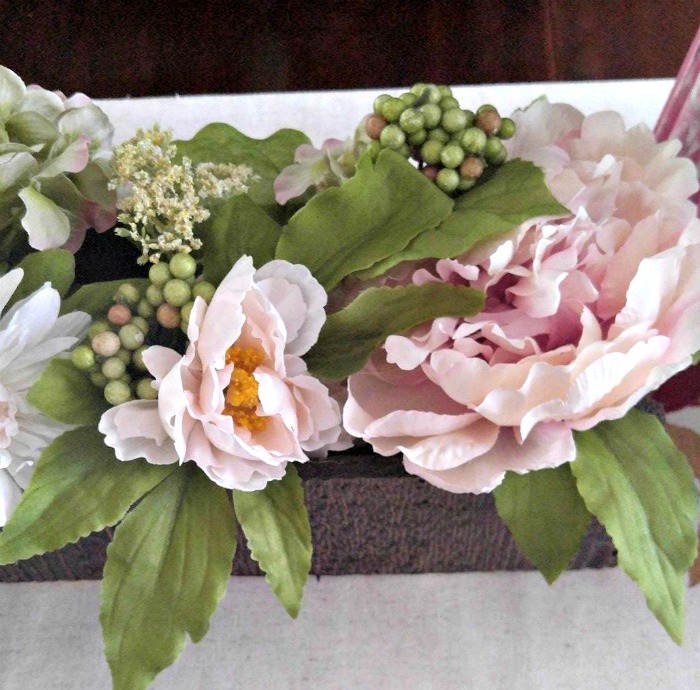 Right side section of the table centerpiece