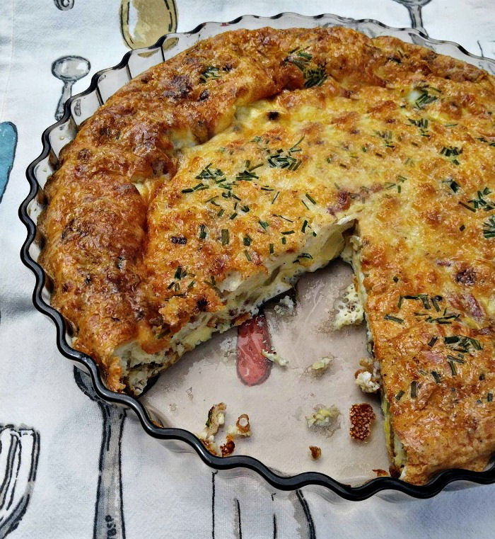Cutting into a Crustless quiche Lorraine Healthy egg quiche