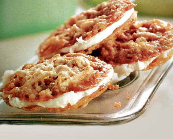 Almond sandwich cookies
