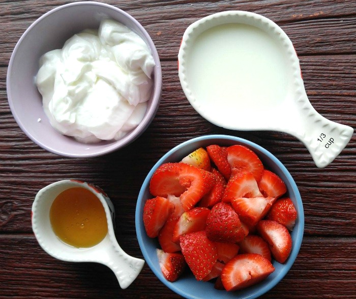 ingredients for the frozen yogurt pops