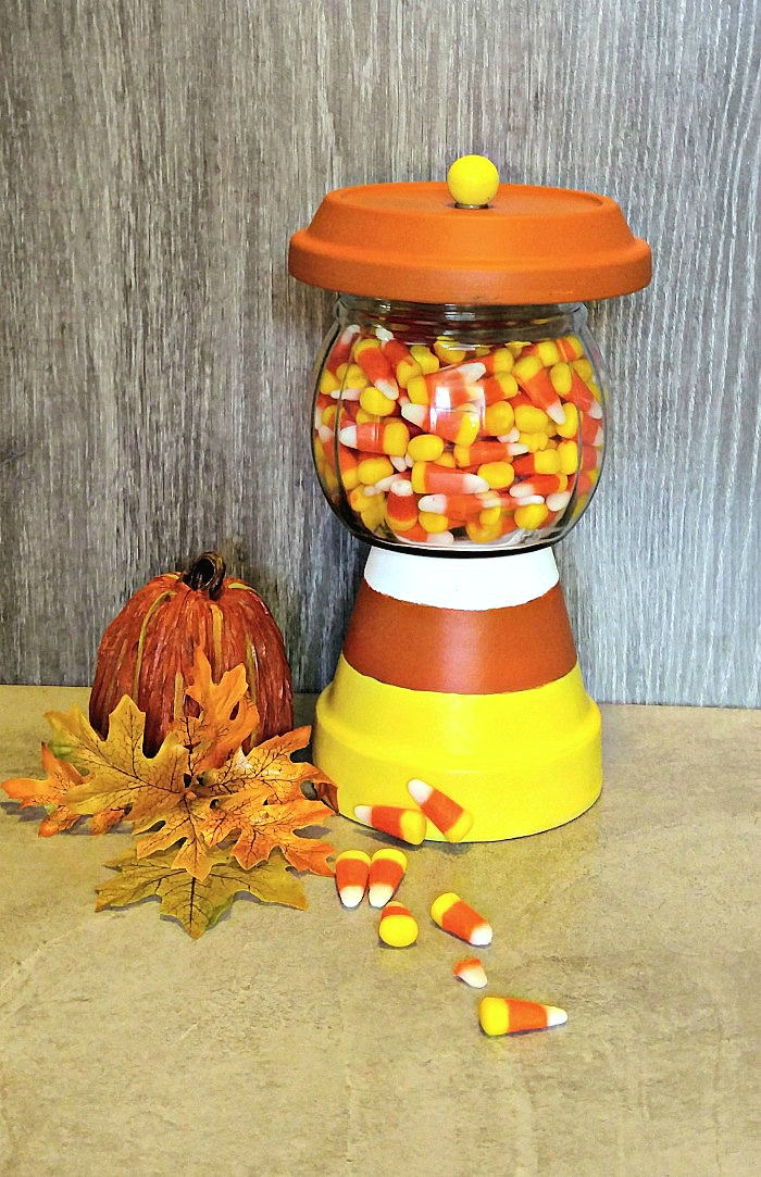 This candy corn holder is fun to make and will be a hit on your Halloween table. #candycorncrafts #halloweendiy