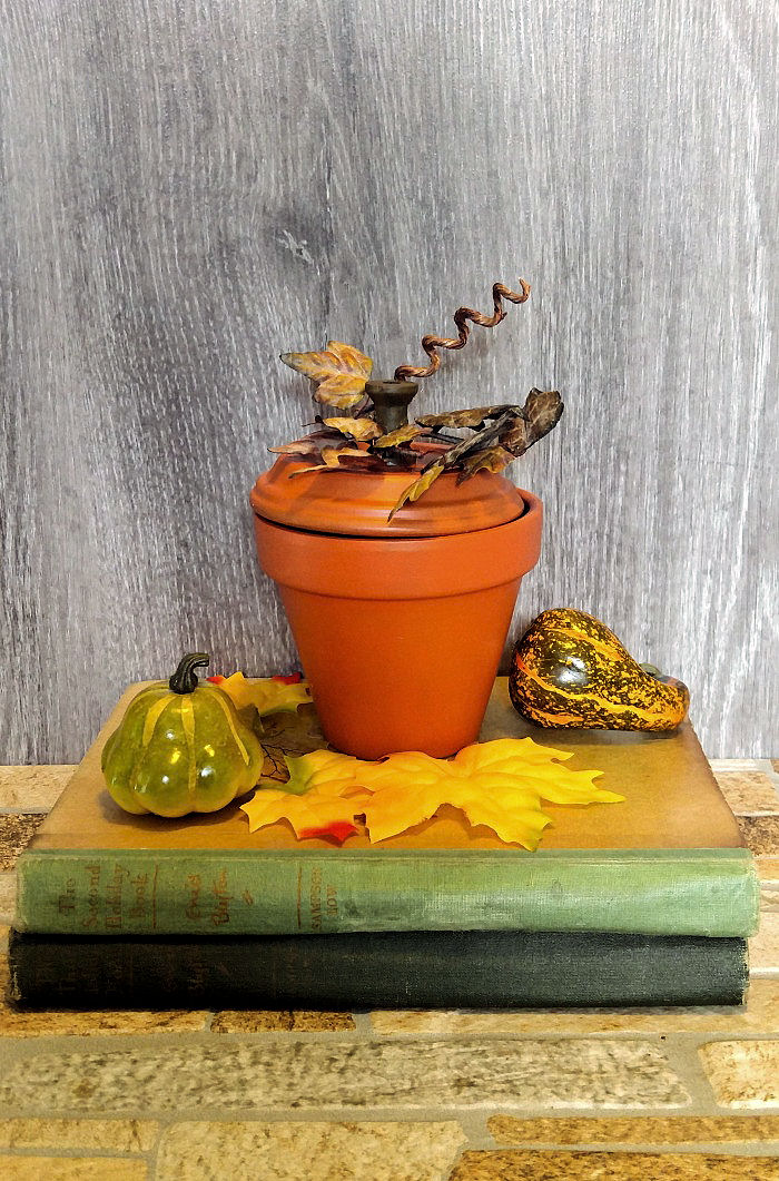 Clay pot pumpkin vignette