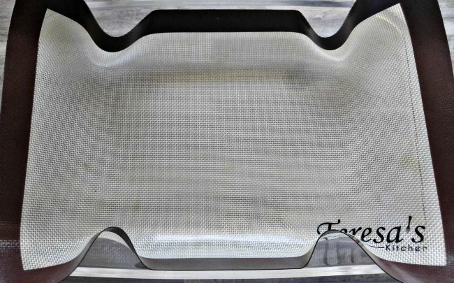 Pan lined with a silicone mat