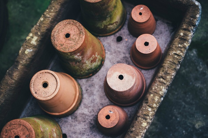 Baking soda in garden uses - cleaning Dirty clay pots