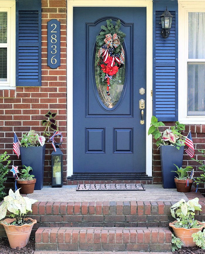 Patriotic Small Porch Decor for a fun 4th of July look