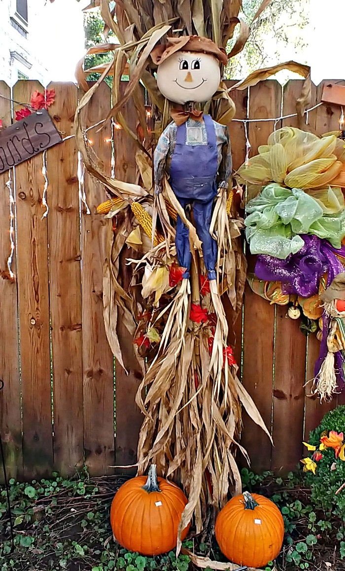 Decorating for fall with corn husks